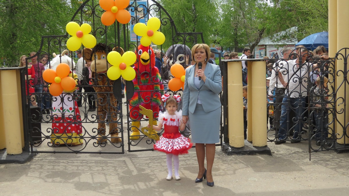 Э. Чермашенцевой вручают ключ для торжественного открытия парка.